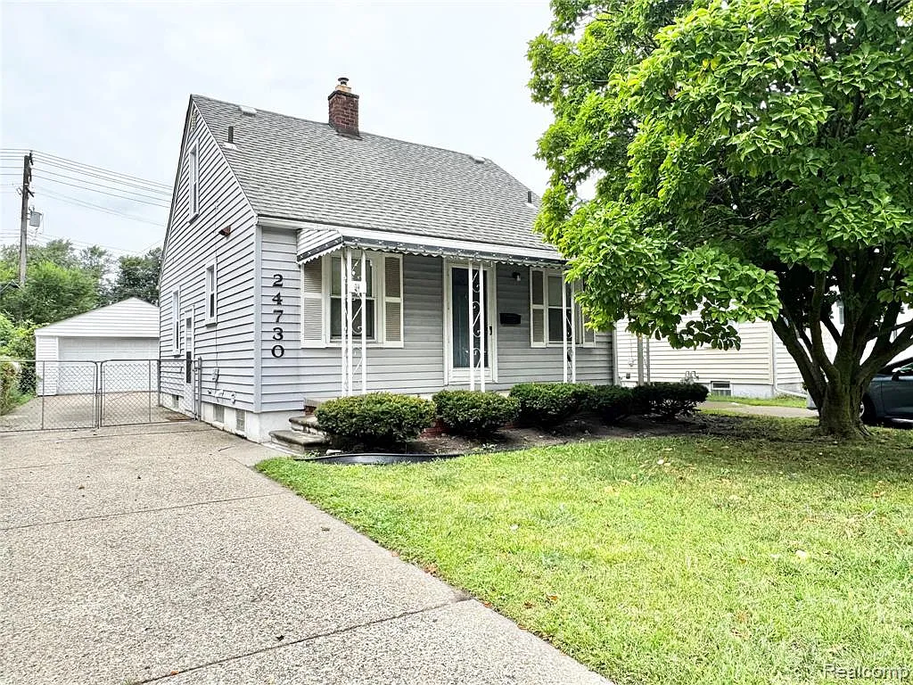3 bed, 2.0 bath, 1008 sqft, $1,880 — Photo 1