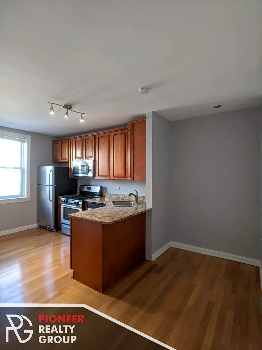 Building Photo - 5029 N Harding Ave #2E
