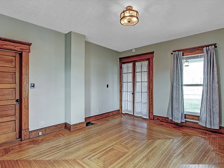 301 E Columbus St — Photo 8