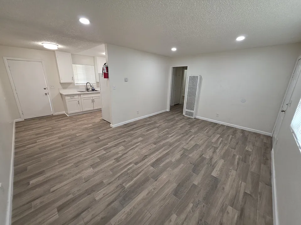 12075 Kings Rd