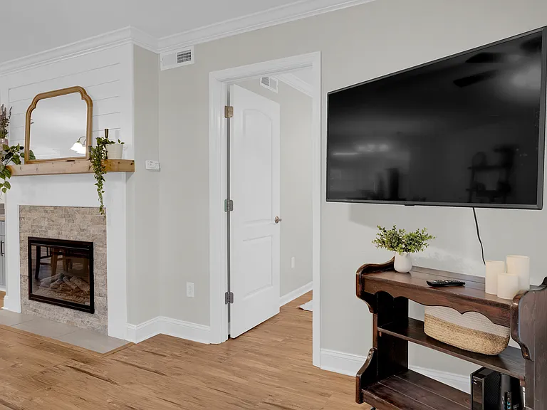 323 Edgewater Ln — Photo 9