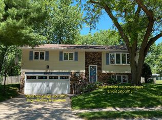 616 W Prairie Vista Dr, Eldridge, IA 52748