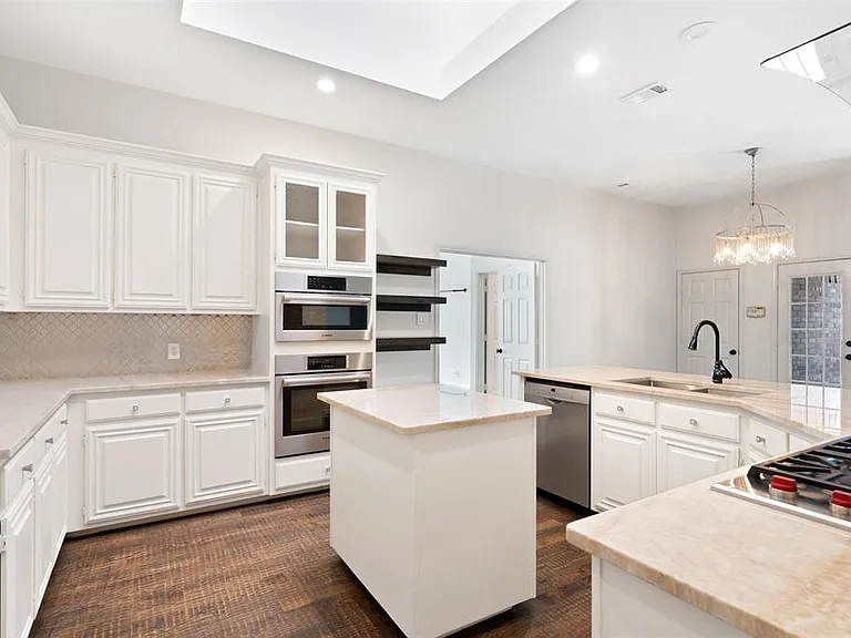 1305 Normandy Dr — Photo 4