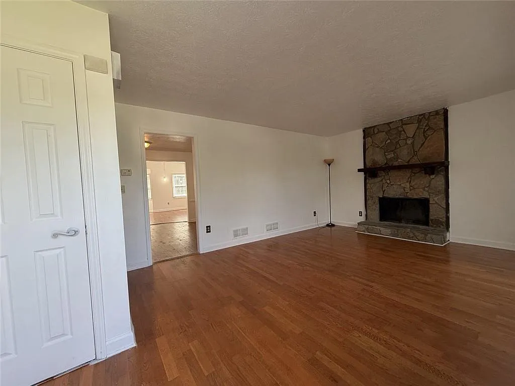 3 bed, 2.0 bath, 1762 sqft, $2,200 — Photo 2