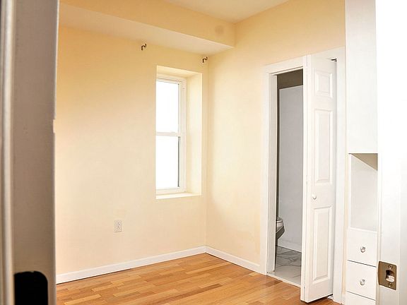 5th image of 2556 E Somerset St