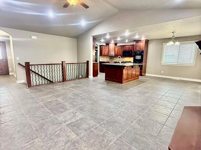 2749 Hillview Dr — Photo 10