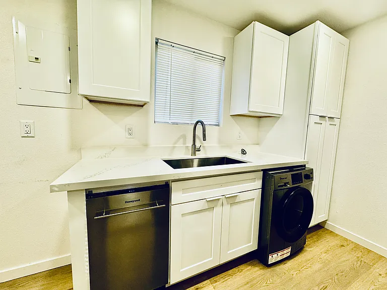 551 S Cloverdale St #1 — Photo 2