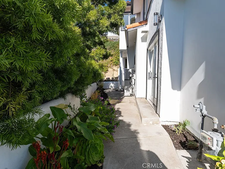 2850 Zell Dr — Photo 10