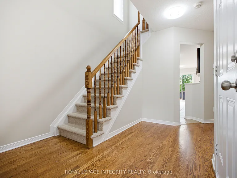 354 Rolling Meadow Cres — Photo 5