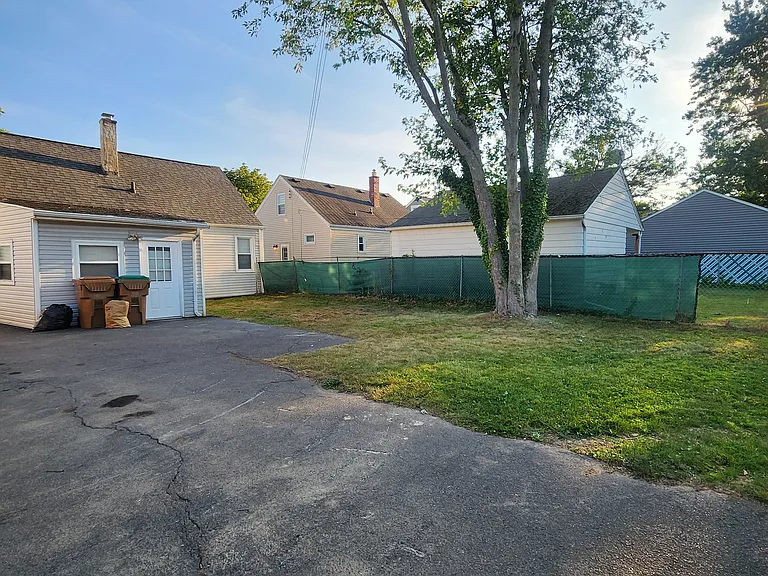 219 E Grand Blvd — Photo 17