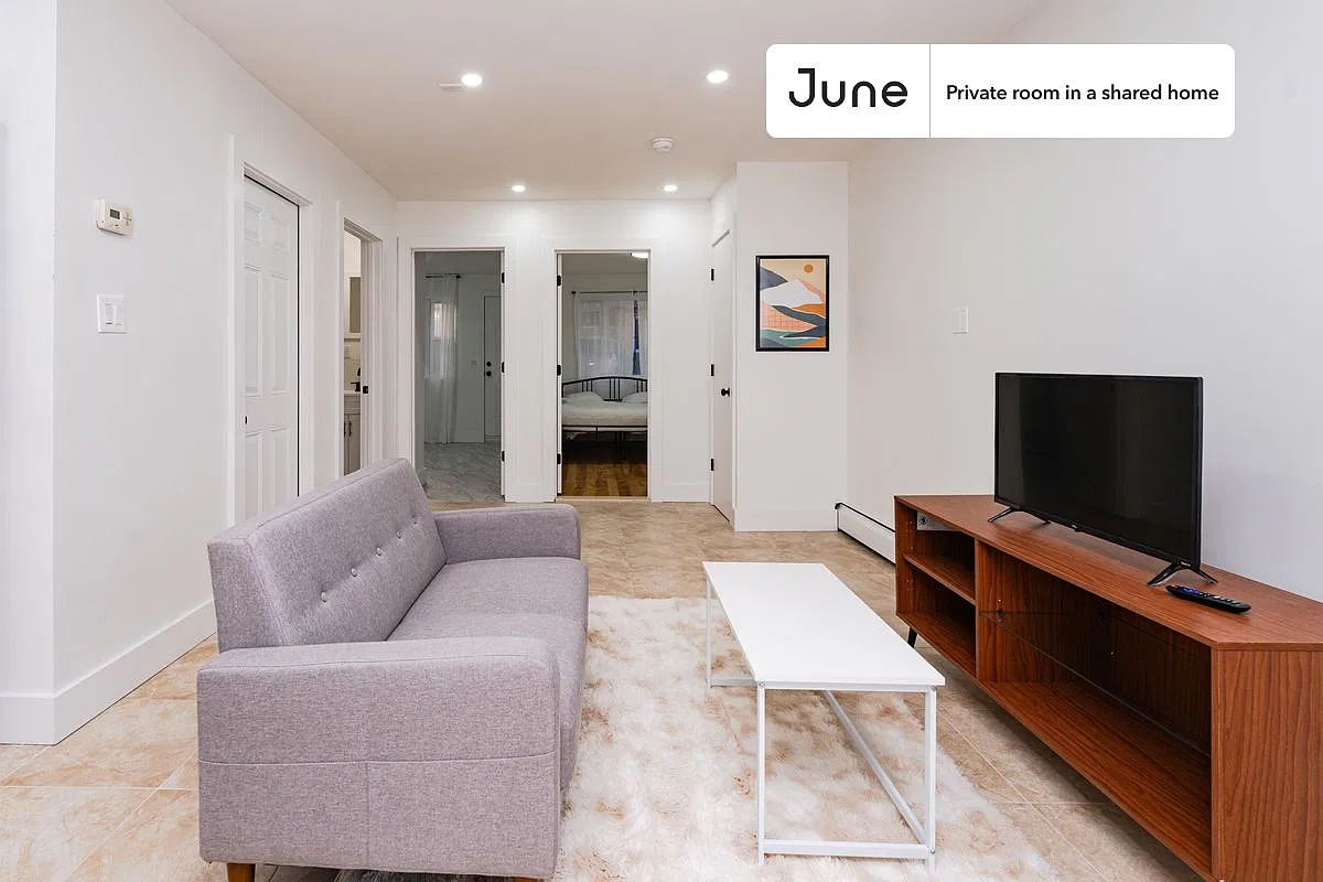 Queen bedroom in 3 bed/1 bath home in Bedford-Stuyvesant #1792 A — Photo 3