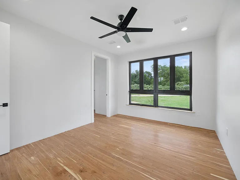 1800 Man O War Dr — Photo 27