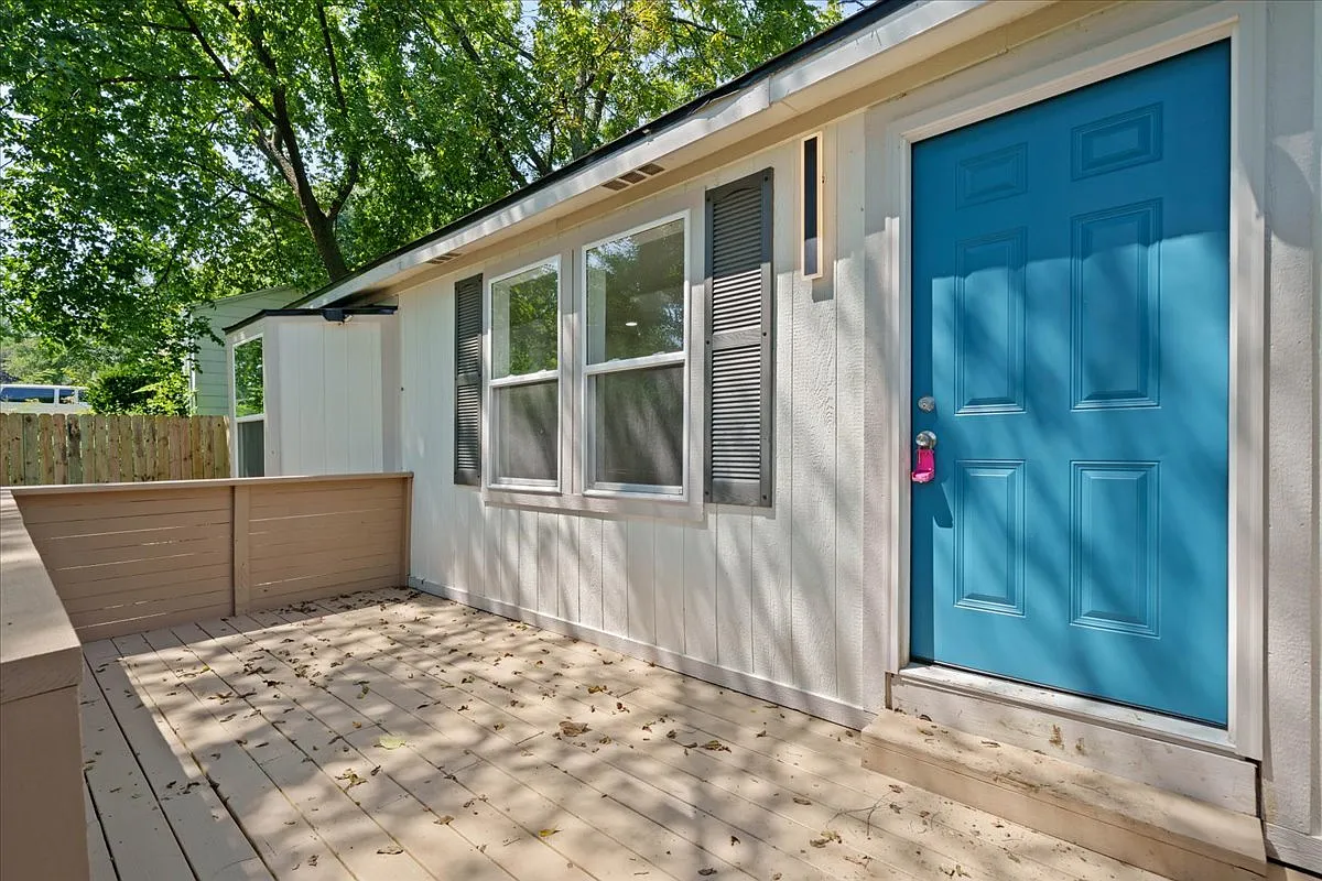3 bed, 1120 sqft, $1,599 — Photo 3