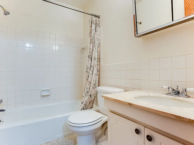 Cambridge Court Apartments — Photo 9