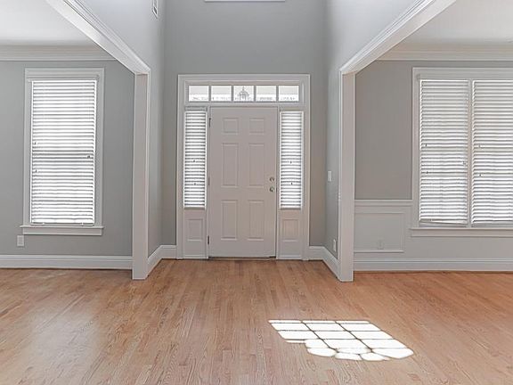 3rd image of 410 Oak Brook Ct SE