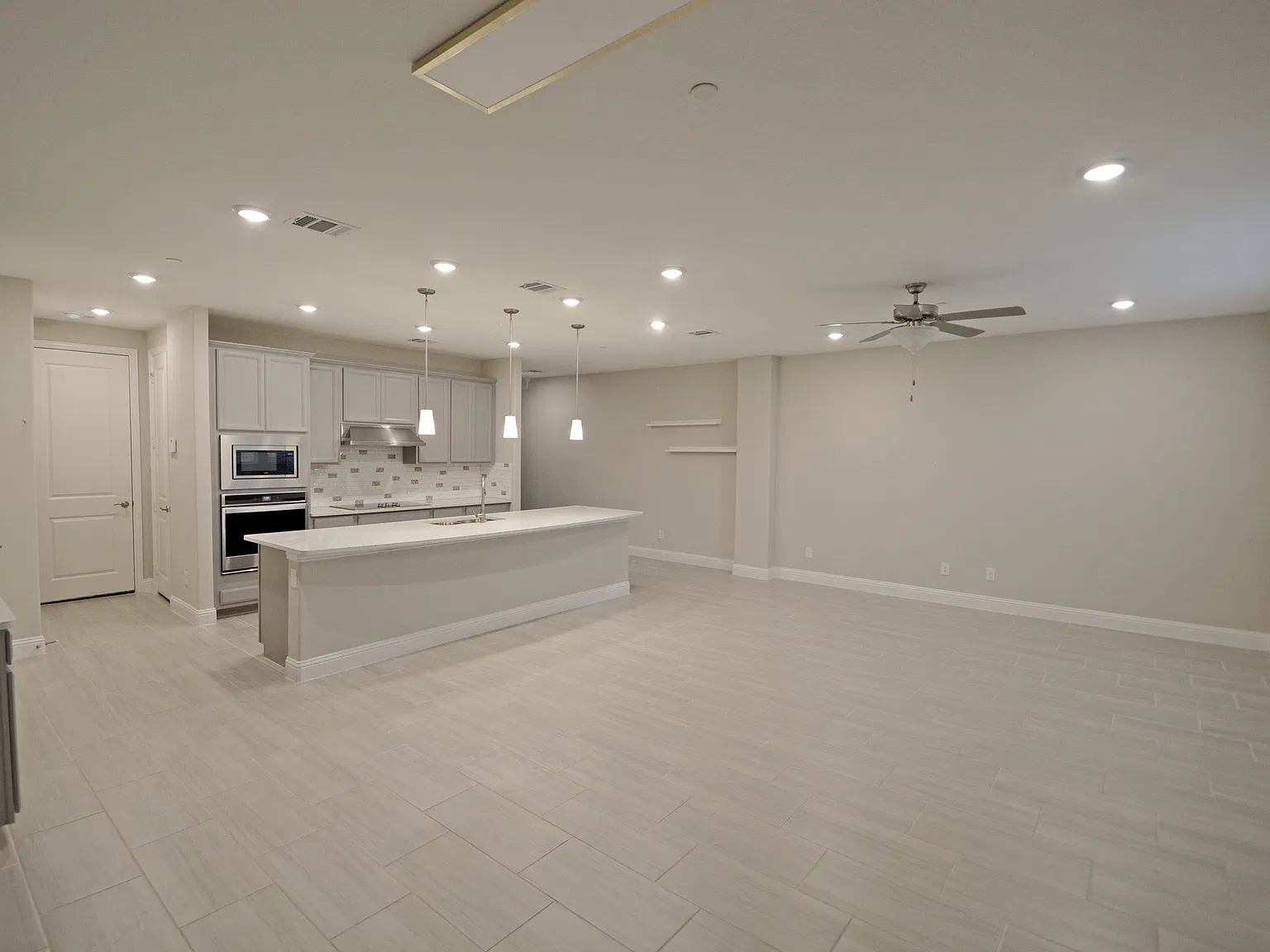 3 bed, 2.5 bath, 2069 sqft, $3,050 — Photo 2