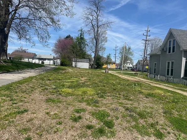 52 W Main St, Greenwood, IN 46142