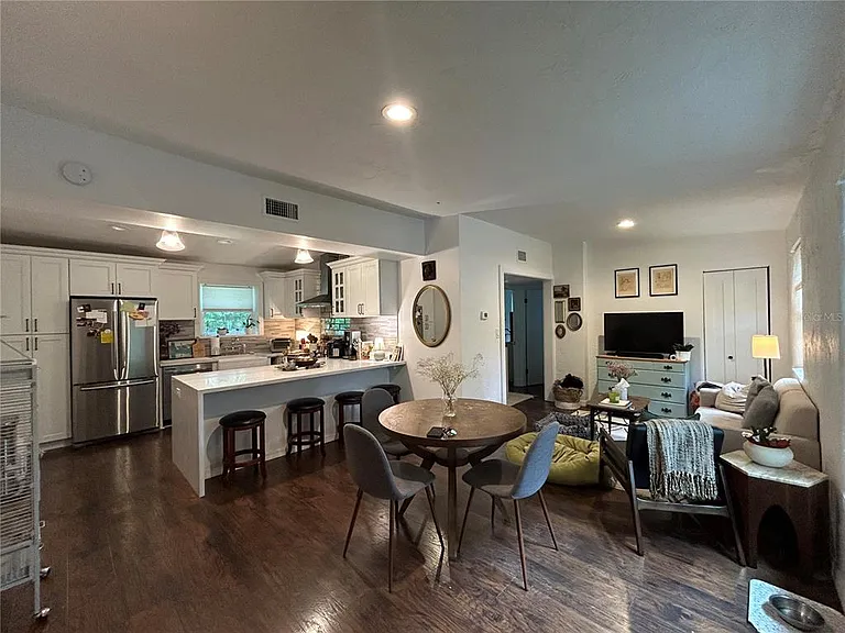 816 NE 9th Ave — Photo 4