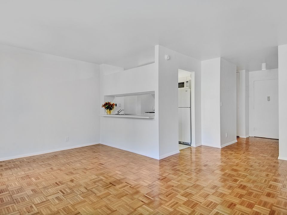 1st image of 1 Irving Pl APT P19h
