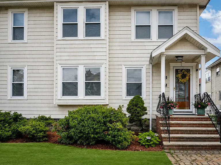 8 Maplewood St — Photo 1