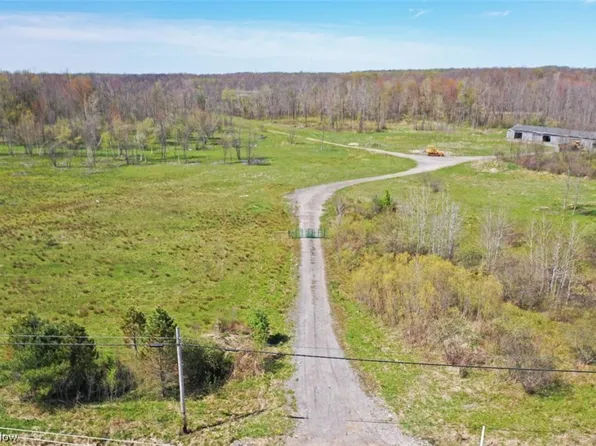 10000 Stafford Rd, Chagrin Falls, OH 44023