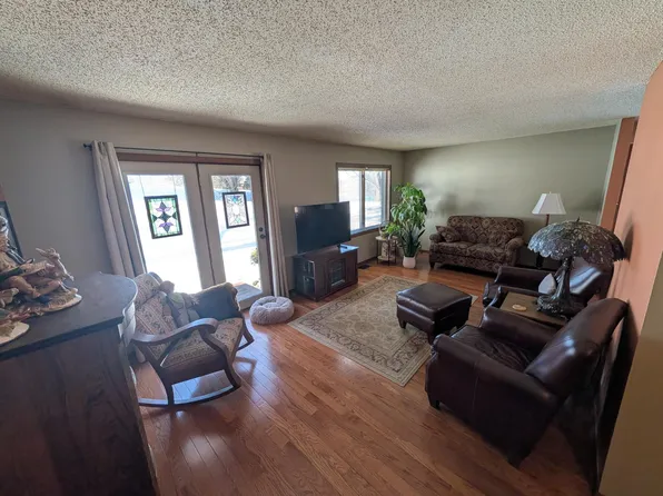 2445 Crestwood Dr, North Saint Paul, MN 55109