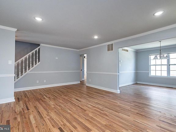 4th image of 11 Hancock Ln