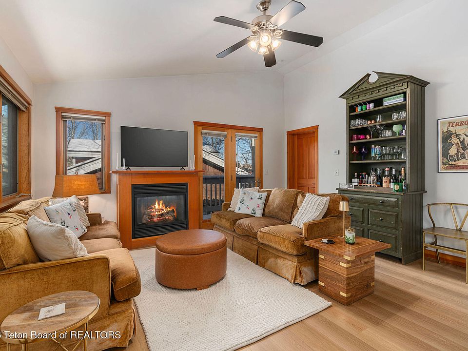 1st image of 315 Pine Dr