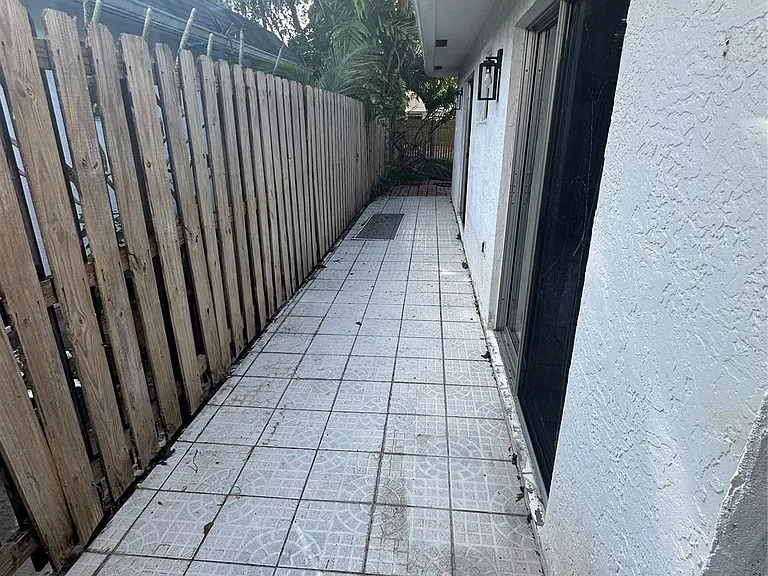 814 SW 12th Pl — Photo 28