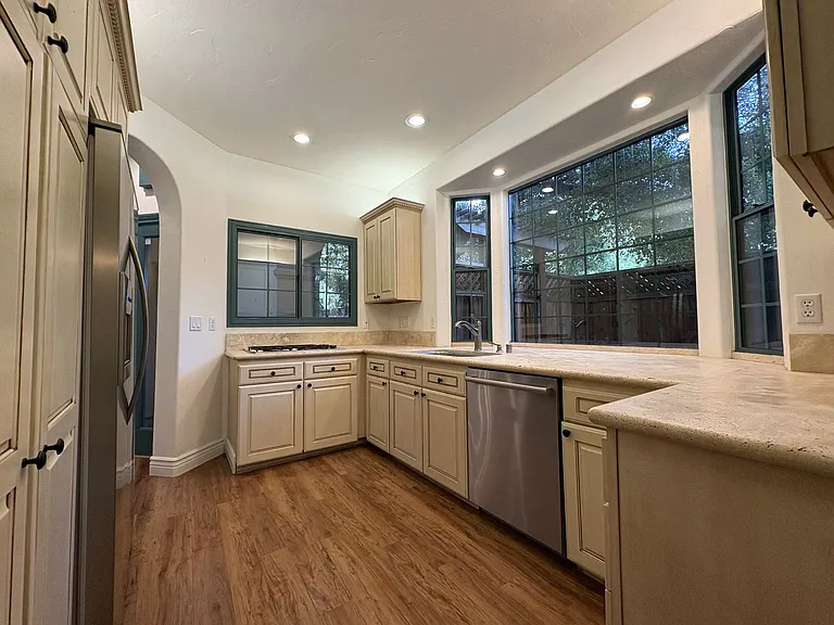 712 Elizabeth Ln — Photo 11