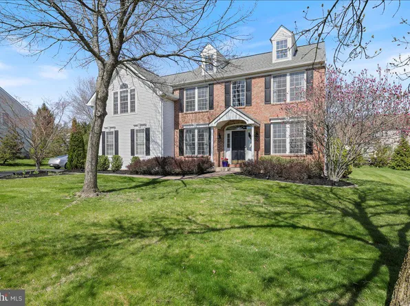 5401 Windtree Dr, Doylestown, PA 18902