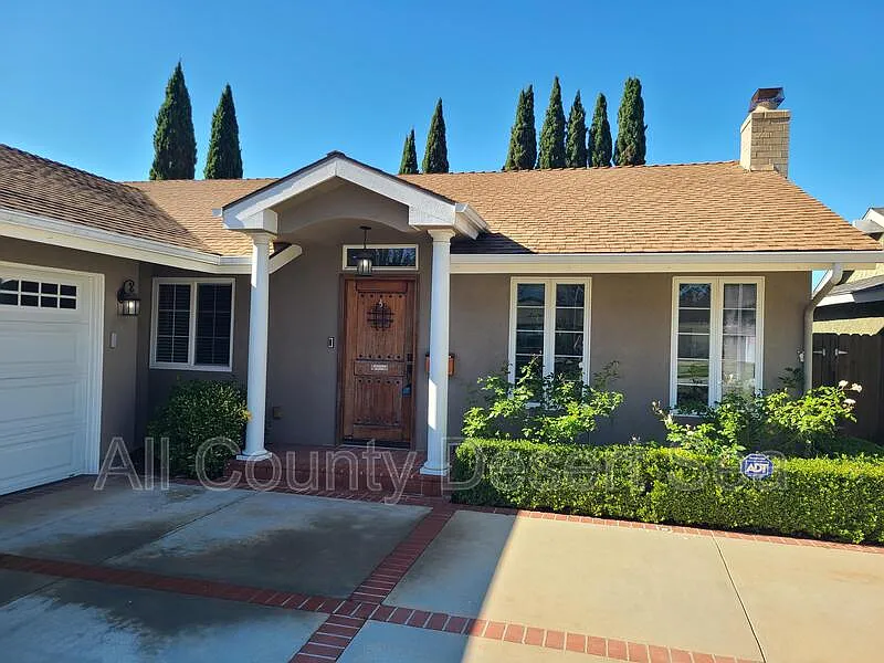 3 bed, 2.0 bath, 1250 sqft, $4,650 — Photo 2