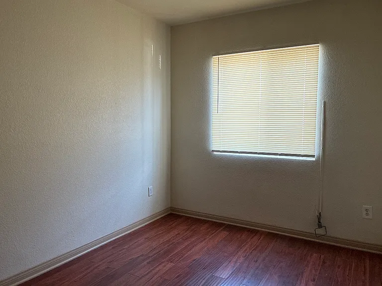 4264 S Menlo Ave — Photo 7