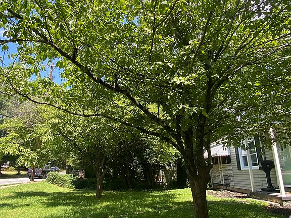 3rd image of 204 E Faris Rd
