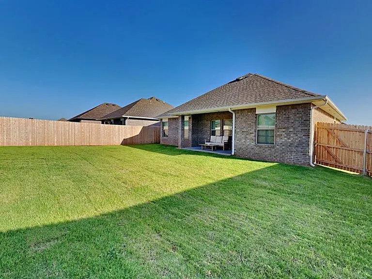 7020 Labelle Dr — Photo 23