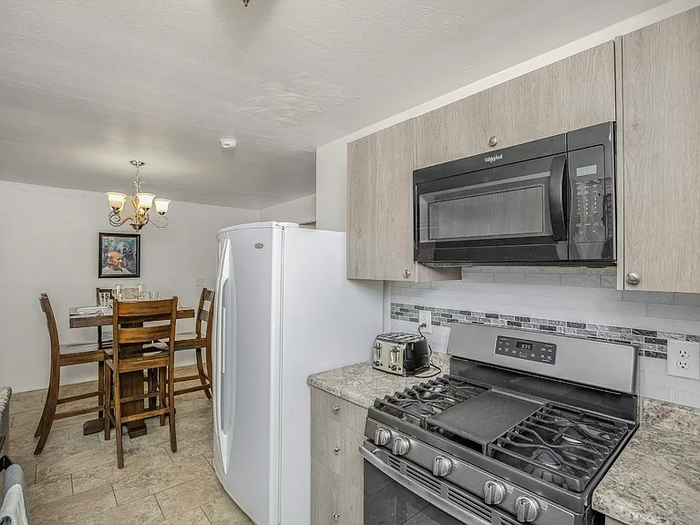 2828 Macarthur Ave — Photo 7