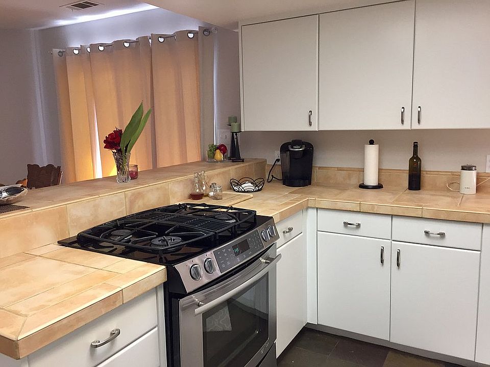 Kitchen/Breakfast Bar Area