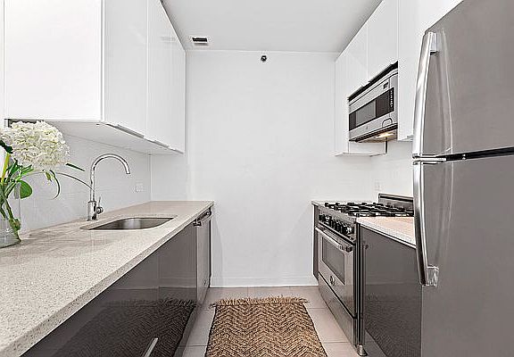 4th image of 40 W 116th St APT B911