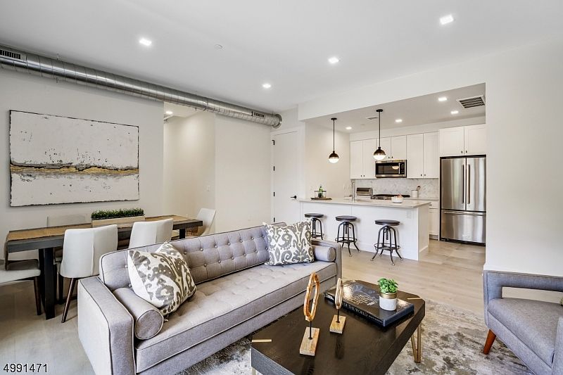 1st image of 256 Park St #304