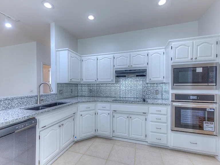 9215 S Erie Ave — Photo 8