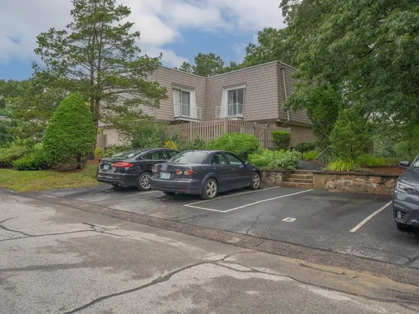 4 Caddy Rock Rd APT C, North Kingstown, RI 02852