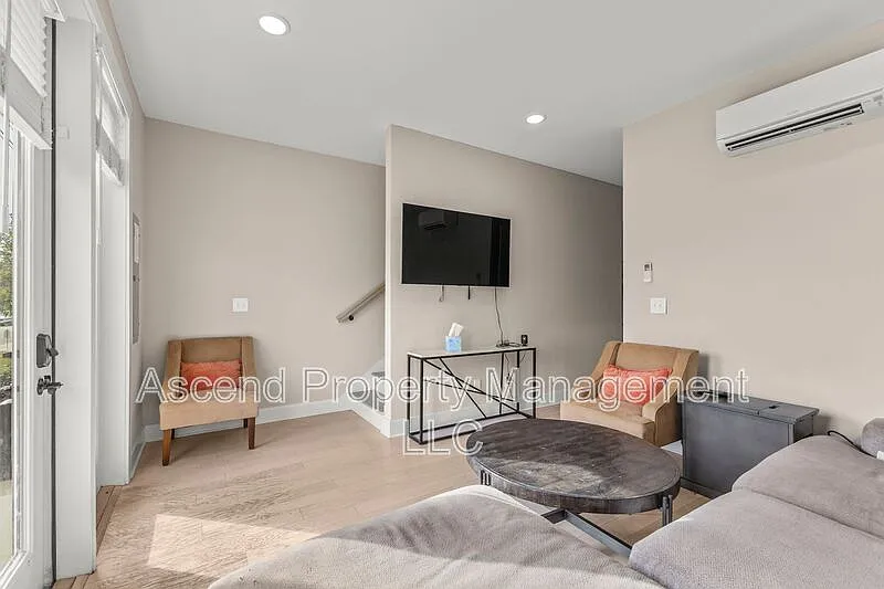2 bed, 2.0 bath, 1350 sqft, $1,899 — Photo 4