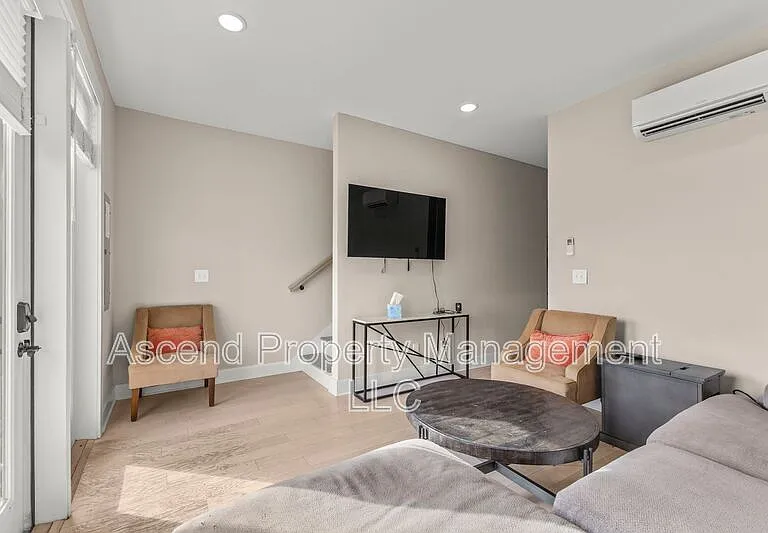 3155 Saint Elmo Ave #10 — Photo 4