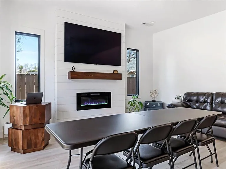 379 Enota Pl SW — Photo 31