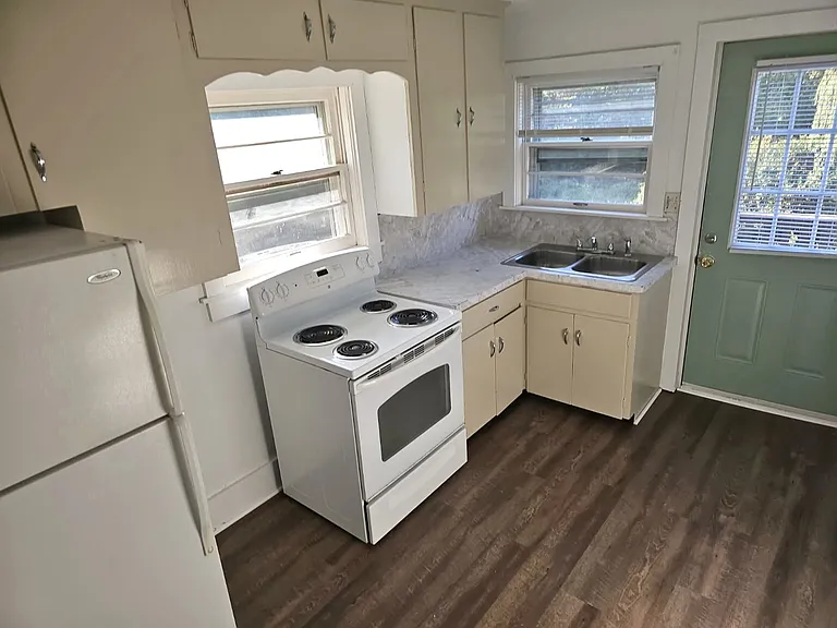646 Woodland St SW #C — Photo 12