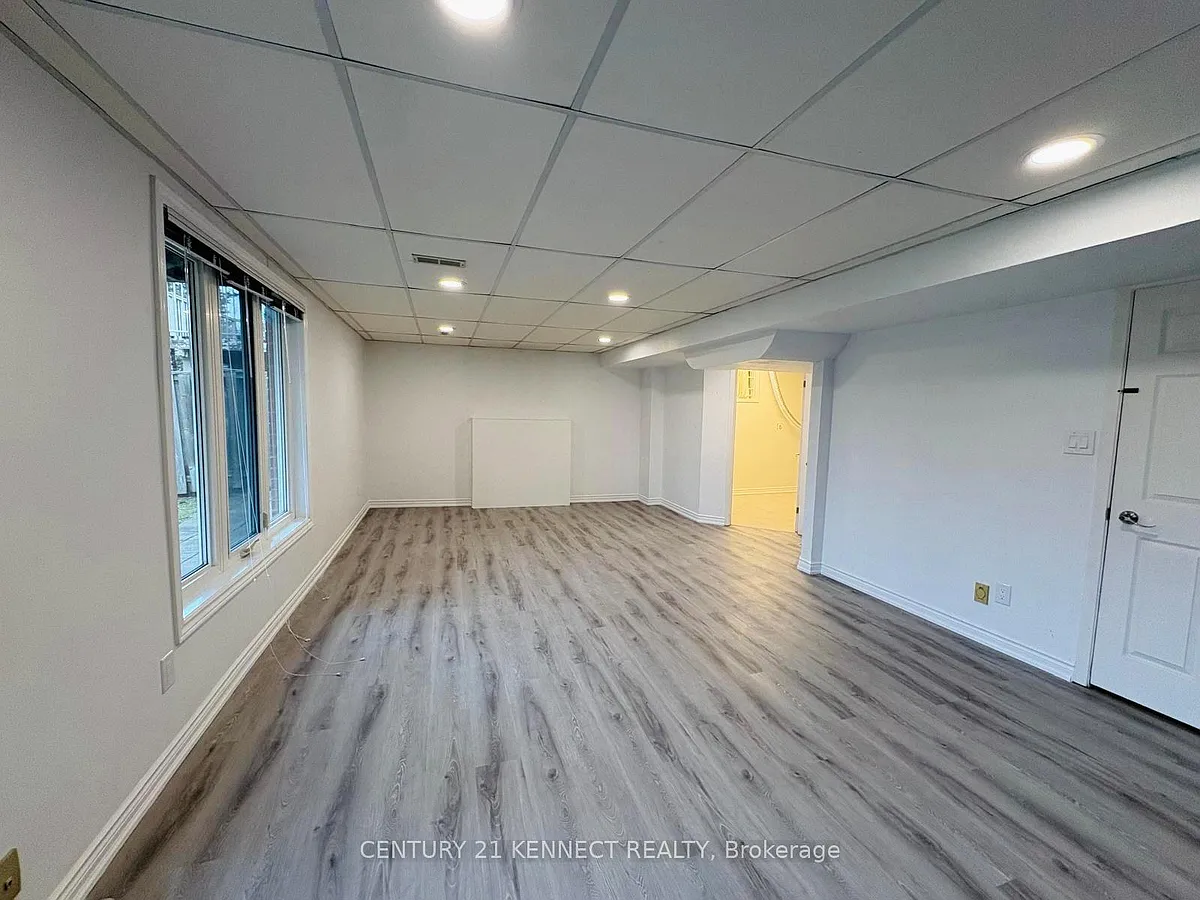 Building Photo - 33 Somerset Cres #BASEMENT