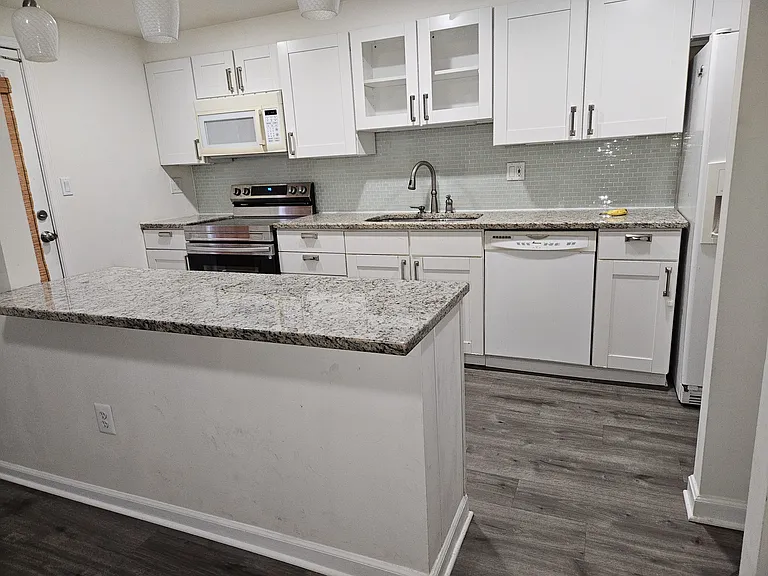 Regina Dr — Photo 32