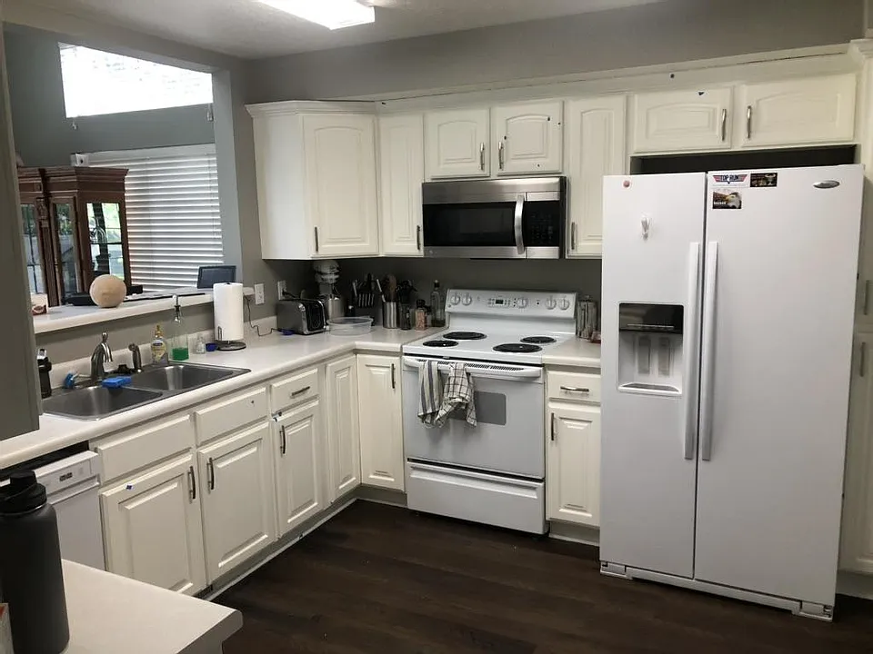 4 bed, 3.5 bath, 2644 sqft, $950 — Photo 2