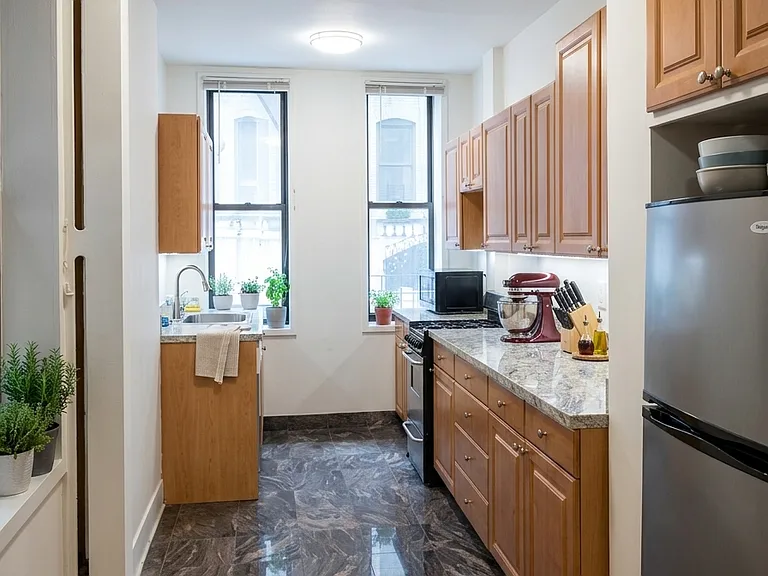 517 E 81st St #1W — Photo 4