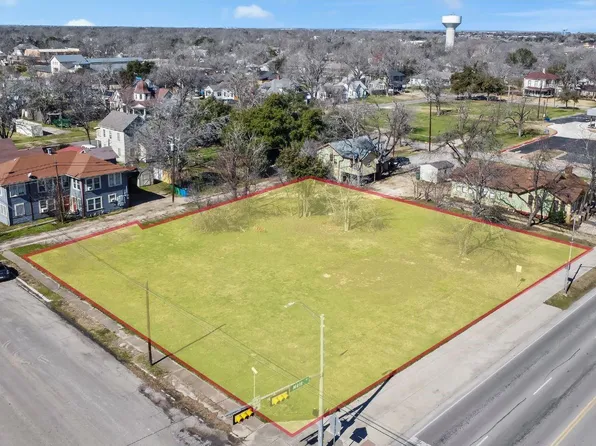 703 N Main St, Taylor, TX 76574